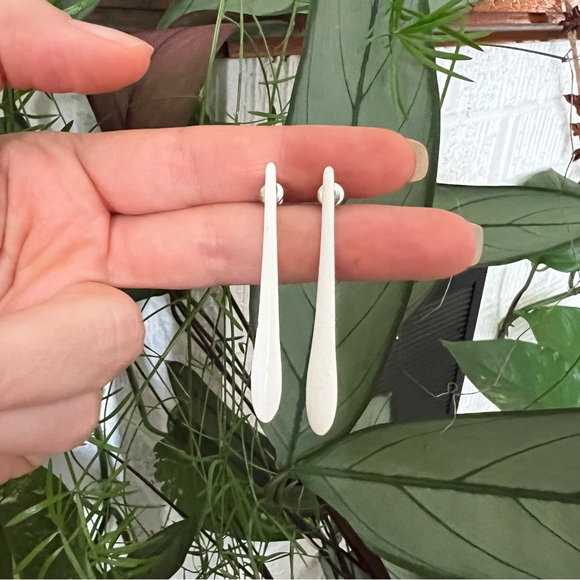 Vintage White and Silver Minimalist Dangle Earrings 🌿 - Picture 4 of 6